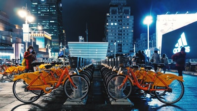 夜间停车场停放的橙色自行车